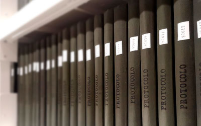 Foto de varios libros de protocolo en un estante
